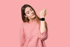 Quais são os benefícios de escolher um relógio digital feminino?